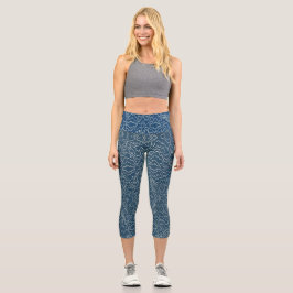 Geometrische weiße Curvy-Linien auf blau Capri Leggings