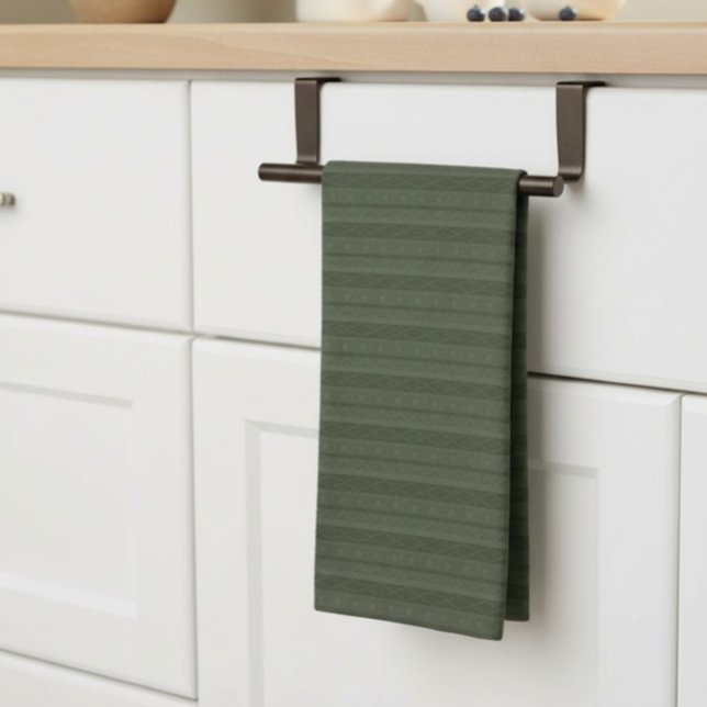 Geometrischer Azteken-Olivgrün-Gestreift Geschirrtuch (geometric, striped, deep green tea towel, neatly hung on a bar on a kitchen counter.)