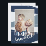 Geometrischer Block | Hanukkah und Weihnachten Int<br><div class="desc">Feiern Sie sowohl Hanukkah als auch Weihnachten? Dieses zeitgenössische Interreligiös-Doppelkartendesign ermöglicht beide Glaubensfeiern. Auf der einen Seite, farbige Blöcke in festlichem Rot und Weiß mit "Frohe Weihnachten", auf der drehend Seite blau und weiß mit "Happy Hanukah" - jede mit handgeschriebenen Botschaften für beide Feiertagsgruß macht eine moderne Urlaubsfotokarte aus. Beide...</div>