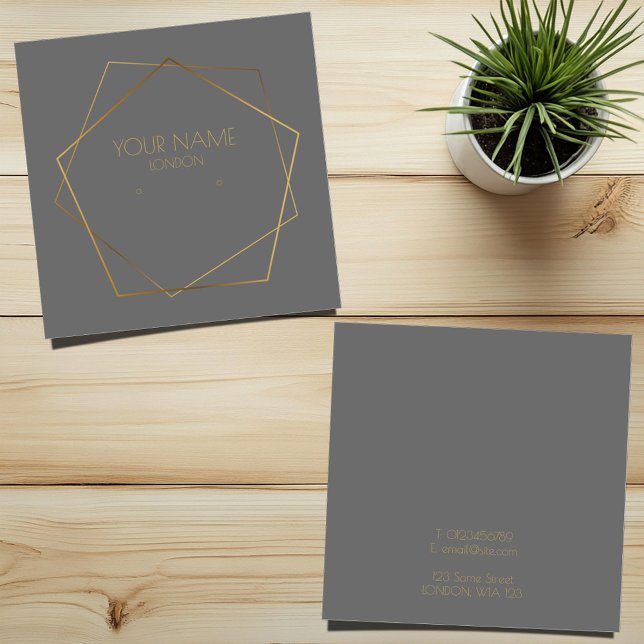 Geometrischer Goldpentagon-Ohrring (Grey and gold stud earring display card with geometric frame)