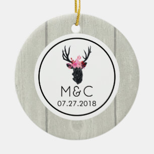 Geometrischer Hirschkopf mit Blumenkronen auf Fake Keramik Ornament