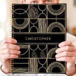 Geometrischer Individuelle Name für Schwarz und Go Planer<br><div class="desc">Dieses elegante Design zeichnet sich durch einen auffallenden schwarzen Hintergrund aus, der durch ein gewagtes geometrisches Muster in goldenen Akzenten schimmert. Das moderne Design hebt einen individuelle Name in der Mitte hervor, der sowohl stilvoll als auch personalisiert ist. Ideal für Profis, Studenten oder alle, die zeitgenössisches Design schätzen. Ideal, um...</div>