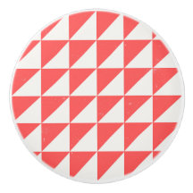 Geometrischer roter und cremefarbener Türgriff mit