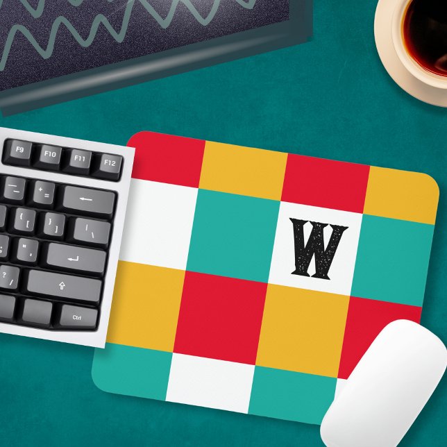 Geometrisches Abstrakt farbiges Personalisiertes M Mousepad (A colorful monogrammed mouse mat, with a geometric pattern of squares in teal, red, yellow and white)