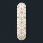 Geometrisches Deko aus Weiß und Goldkunst Skateboard<br><div class="desc">Ein leicht Retro und dennoch moderne Kunst Deko Weiß und Gold.</div>