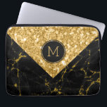 Geometrisches Design aus schwarzem Marmor und Glit Laptopschutzhülle<br><div class="desc">Modernes geometrisches,  einfaches Design mit Schwarz-Gold-Glitzer-Kombination mit individuellem Monogramm. Jede Farbkombination kann bei diesem Design angefordert werden.</div>