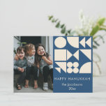 Geometrisches Design in blauem Foto Hanukkah Feiertagskarte<br><div class="desc">Say Happy Hanukkah mit dieser einfachen und modernen geometrischen Kunstkarte in blau,  personalisiert mit Ihrem Namen und Foto.</div>