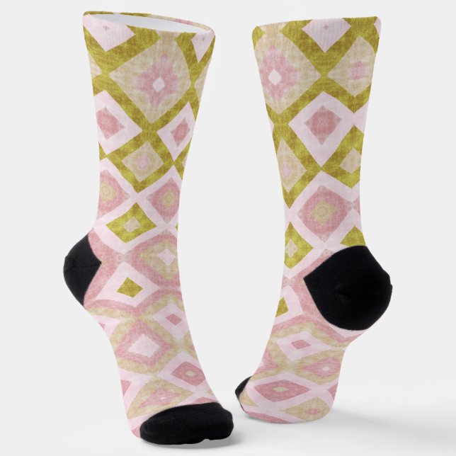 Geometrisches Diamantmuster in Rosa und Olivgrün Socken (Gewinkelt)