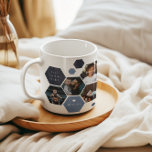 Geometrisches Hexagon | Moderner 4 Foto Vatertag Kaffeetasse<br><div class="desc">4-Foto-Collage gerahmt in einer modernen, trendigen Wabenform und kontrastierenden Blues mit Ihrer Personalisierung. Personalisieren Sie Ihre individuelle Nachricht in weißer Schrift. Alle Farben können geändert werden. Das sind Geschenke, die perfekt für jeden Vater sind. Ein Geschenk, das er ein Leben lang schätze! Kann für jeden Mönch angepasst werden - Papa,...</div>