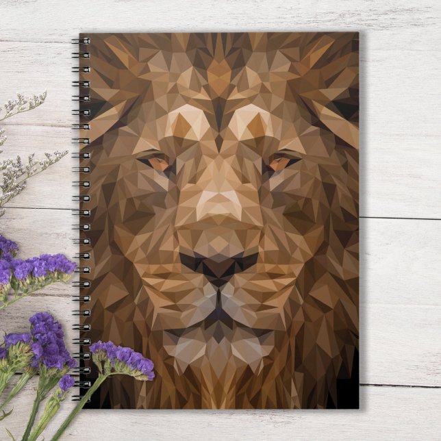 Geometrisches Löwenportrait Notizblock (Geometric Lion Notebook on White Wooden Tabletop with Purple Flowers)