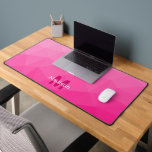 Geometrisches Messemuster, Monogramm, Hot pink Schreibtischunterlage<br><div class="desc">Monogram Personalize mit Ihrem benutzerdefinierten Initial und Namen. Einzigartige coole Schreibtischmatte für Büro,  Zimmer,  Arbeit,  Spielzimmer...  Heiß rosa geometrisches Mesh Muster. Subtile moderne Design Elegante und coole Triangle geometrische Gefälle Gefälle.</div>