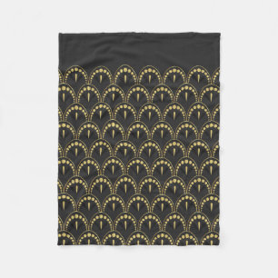 geometrisches Muster aus dunkelgrauem und goldenem Fleecedecke