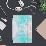 Geometrisches Muster aus eim Glas iPad Pro Cover<br><div class="desc">Die geometrischen Würfel sind in einem Muster angeordnet und in wechselnden Pastellblau-,  Rosa- und lila-Farbtönen gefärbt,  was ihm einen strahlenden Glashimmel verleiht. Die Formen sind in Imitaten Gold Glitzer umrissen.</div>