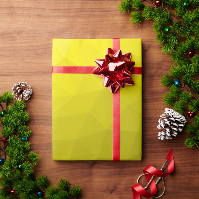 geometrisches Muster aus gelbem dunklem Ober Geschenkpapier (Feiertagsgeschenk)