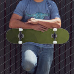 geometrisches Muster der Artenrochen Skateboard<br><div class="desc">Army grüne Gefälle geometrische Maschenmuster dreiecke ombre. Army green dunkelolivhue für Soldatengeschirr,  Camouflage. Es imitiert natürliche militärische Landschaften,  Widerstandskraft,  Ausdauer,  Widerstandskraft. Erdige Untertöne verbinden sich mit der Natur,  Erdung. Symbolisiert militärisches Vermächtnis,  Nutzen im Freien.</div>