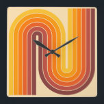 Geometrisches Muster der Streifen im Retro-Stil de Quadratische Wanduhr<br><div class="desc">70er Retro Vintage geometrische Muster Orange Gelb und Braun.</div>