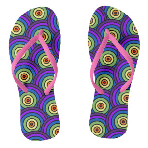 Geometrisches Muster des Retro 70's Disco Rainbow Flip Flops