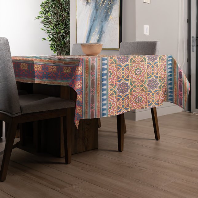 Geometrisches Muster für Persisch/Nahost Tischdecke (A modern table is covered with an intricate Persian/Middle Eastern Geometric Pattern Tablecloth.)