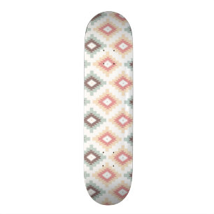 Geometrisches Muster in der aztekischen Art Skateboard
