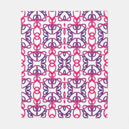 Geometrisches Muster in Rosa, Weiß, Blau und Lila. Fleecedecke