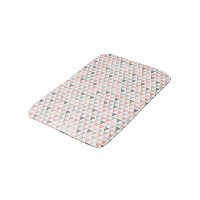 Geometrisches Muster Peach Gray Beige Neutrals Badematte (Schrägansicht)