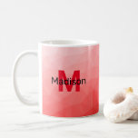 Geometrisches rotes Gradientenmuster Monogramm Kaffeetasse<br><div class="desc">Monogram Personalize mit Ihrem benutzerdefinierten Initial und Namen. geometrisches Gefälle mit rotem Gefälle. Dreieck geometrische Masche mit dunkelroten Ober-Farbverlauf,  Muster,  Ober,  Masche,  Dreiecke,  Geometrie,  Gefälle,  cool,  Dreieck,  hell,  rot</div>
