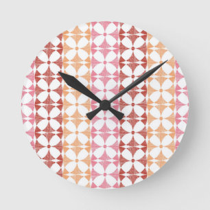 Geometrisches rotes ikat stripes Muster Runde Wanduhr