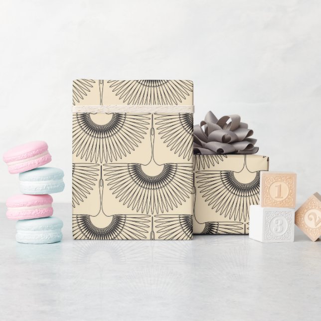 Geometrisches Schwan-Flugvogel-Muster creme Geschenkpapier (Babyparty)
