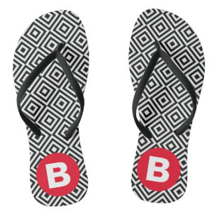 Geometrisches Schwarz-Weiß-Muster rotes Monogramm Flip Flops