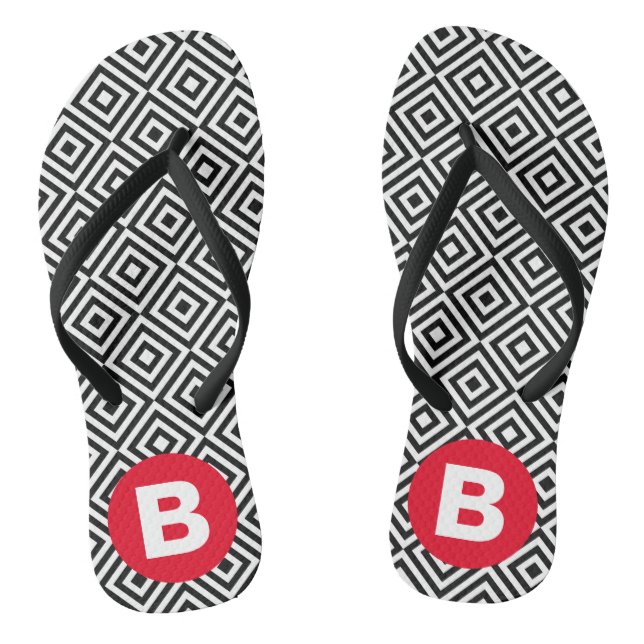 Geometrisches Schwarz-Weiß-Muster rotes Monogramm Flip Flops (Fußbett)