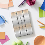 Geometrisches, silbergrau gebürstetes Aluminium iPad Pro Cover<br><div class="desc">Elegantes modernes männliches Metalldesign. Bild von silbergrauer gebürsteter Aluminiumstruktur mit männlichen Akzenten und anpassbarem Monogramm.</div>