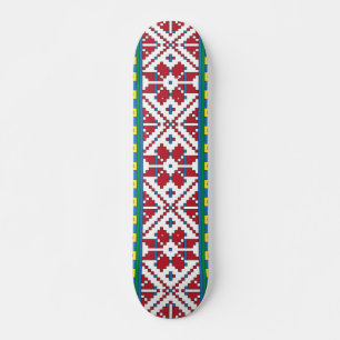 Geometrisches Stammmuster rot, blau und weiß mit S Skateboard