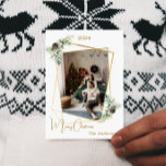 geometrisches Weihnachtsgold Moderne Foto Feiertagskarte<br><div class="desc">Moderne,  elegante Weihnachtskarte mit vergoldetem geometrischem Foto in den Imitaten. Dekoriert mit Kiefern und Kegel. Personalisieren Sie Ihren Familiennamen und fügen Sie ihn hinzu. Frohe Weihnachten geschrieben mit einem trendigen Handgriff Stil Skript.</div>
