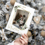 geometrisches Weihnachtsgold Moderne Foto Feiertagskarte<br><div class="desc">Moderne,  elegante Weihnachtskarte mit vergoldetem geometrischem Foto in den Imitaten. Dekoriert mit Kiefern und Kegel. Personalisieren Sie Ihren Familiennamen und fügen Sie ihn hinzu. Frohe Weihnachten geschrieben mit einem trendigen Handgriff Stil Skript.</div>