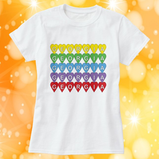 Georgia Regenbogen-Herzen T-Shirt (A shirt that says Georgia in yellow, green, blue, purple and red hearts.)
