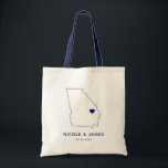 Georgia Wedding Welcome Bag Tasche Navy Blue Map<br><div class="desc">Begrüßungsgeschenktasche mit Kartengrafik. Ihre Gäste werden in ihrem Hotel einchecken und diese Tasche mit den Leckereien,  die sie erwarten,  finden. Sie können das Herz mit der Funktion "Weiter anpassen" an den Ort Ihres großen Tages positionieren.</div>