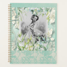 Georgian Lady in Sea Moss Green und Blätter.