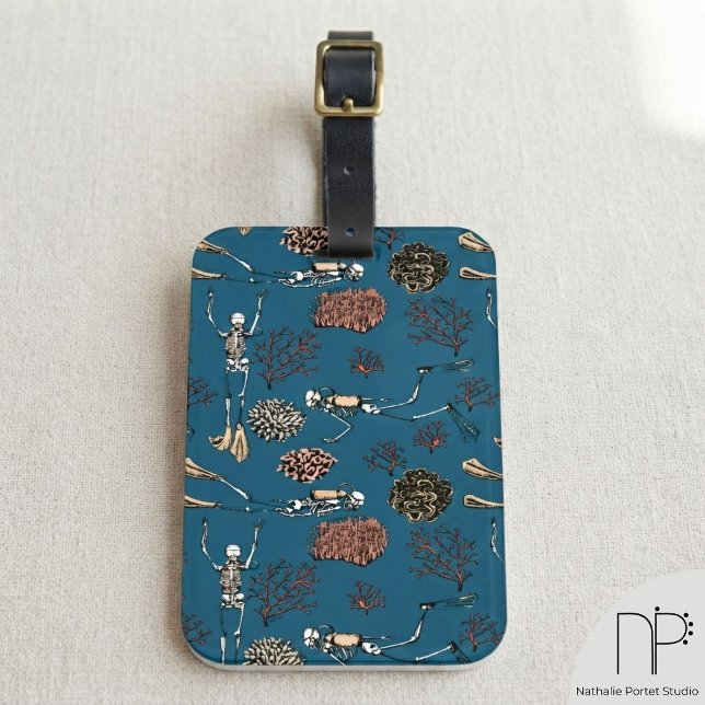 Gepäckmarke Gepäckanhänger (This Navy Blue Skeleton Scuba Diver Coral Monogram Luggage Tag features hand-drawn navy ocean art.)