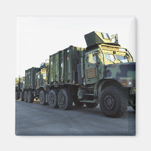 Gepanzerte LKWs sitzen auf dem Pier an Morehead Magnet