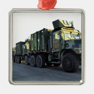 Gepanzerte LKWs sitzen auf dem Pier an Morehead Ornament Aus Metall