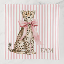 Gepard mit rosa Schleife und Streifen-Monogramm