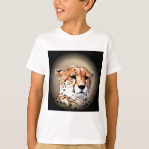 Gepardenporträt bei Vollmond: Die Grazie der Natur T-Shirt