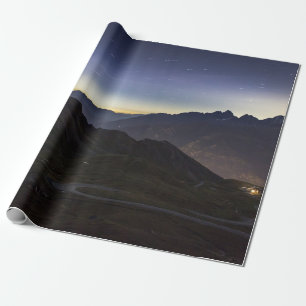 GEPFLASTERTE STRASSE ZWISCHEN BERG GESCHENKPAPIER