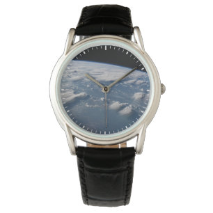 Geplünderte Anvillen der Erde auf Südborneo. Armbanduhr