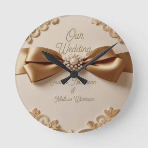 Geprägte Blumenhochzeitseinladung – Satinschleife  Runde Wanduhr