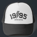 Geprüfter Leuchtstift Geburtsjahr Truckerkappe<br><div class="desc">Feiern Sie Ihren Geburtstag stilvoll mit diesem Retro-Schachbrettblitz Geburtstagskasten Hut! Personalisieren Sie es mit Ihrem Geburtsjahr für eine einzigartige Touch. Dieses Vintag inspirierte Design macht eine kühne Aussage und ist als cooles Geburtstagsgeschenk perfekt. Stell dich heraus und glänze auf deinen besonderen Tag!</div>