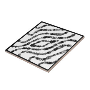 Gepunktete schwarze Boxen auf der Weißen Modernen  Fliese