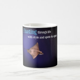 Gepunkteter Adlerstrahl unter Wasser Kaffeetasse