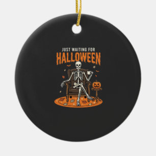 Gerade auf Halloween wartendes Skelett-Design_1 Keramik Ornament