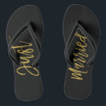 Gerade drehen verheiratete Goldfolien-Braut Flip Flops<br><div class="desc">Gerade drehen verheirateter Imitat-Goldfolien-Typografie-Braut-Strand oder Hochzeit in Urlaubsort Reinfälle um</div>